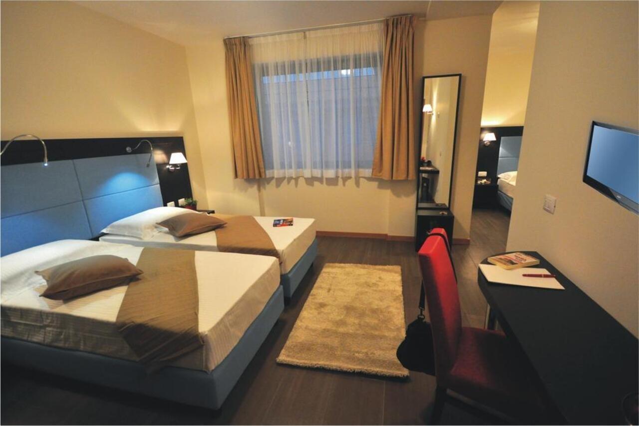 Hotel 325 Tor Vergata Рим Екстериор снимка
